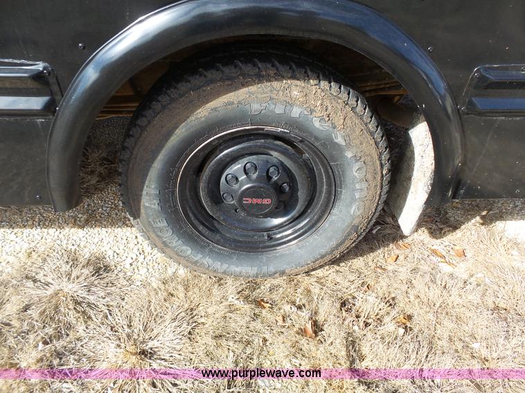 image for item L3654 2001 GMC Savana G3500 Cargo shuttle bus