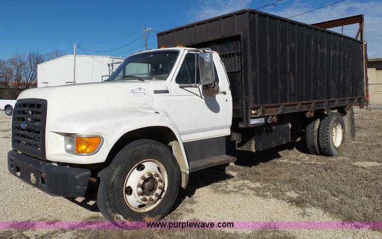 image for item L3656 1995 Ford F700 dump truck