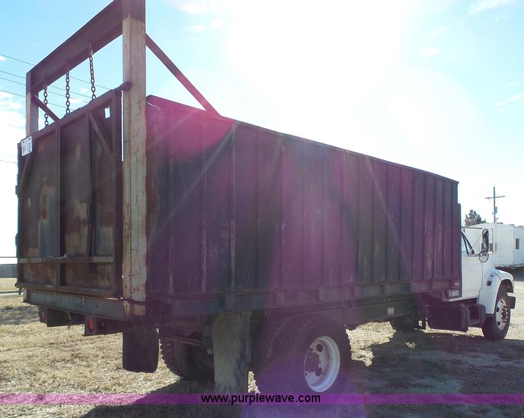 image for item L3656 1995 Ford F700 dump truck