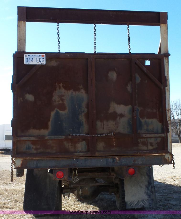 image for item L3656 1995 Ford F700 dump truck