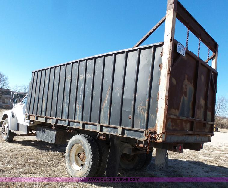 image for item L3656 1995 Ford F700 dump truck