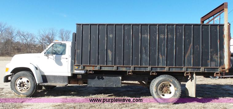 image for item L3656 1995 Ford F700 dump truck