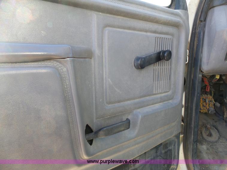 image for item L3656 1995 Ford F700 dump truck