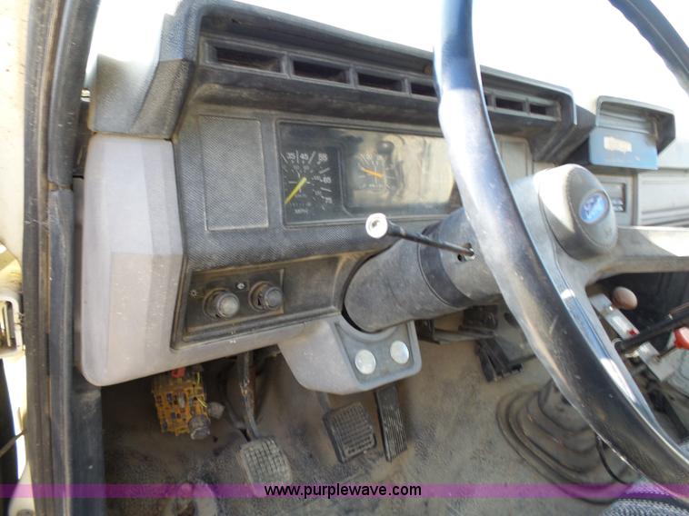 image for item L3656 1995 Ford F700 dump truck