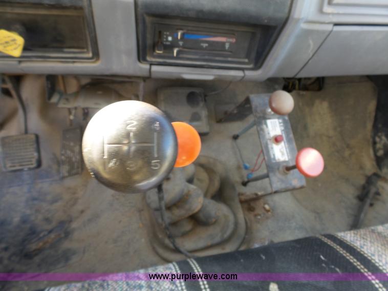 image for item L3656 1995 Ford F700 dump truck