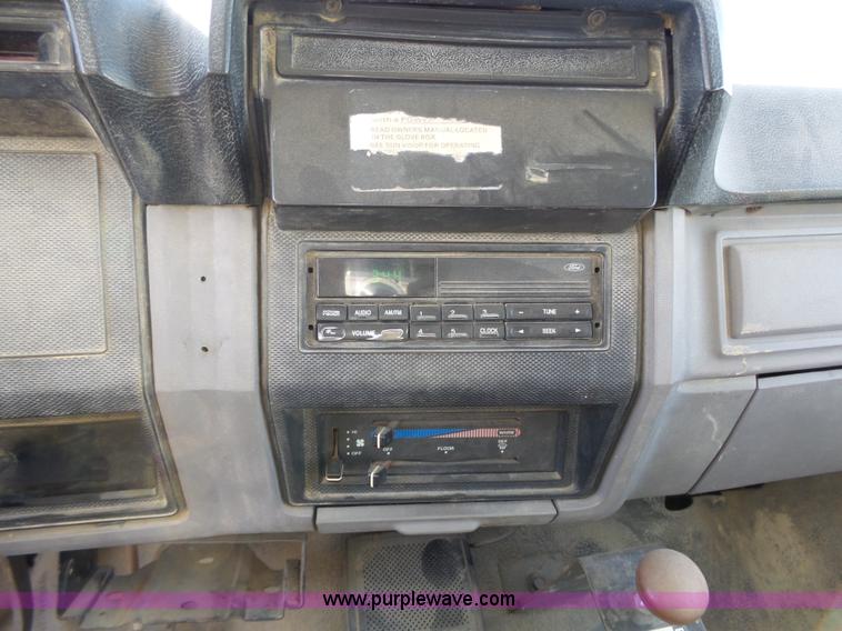 image for item L3656 1995 Ford F700 dump truck