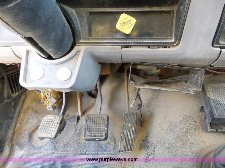 image for item L3656 1995 Ford F700 dump truck