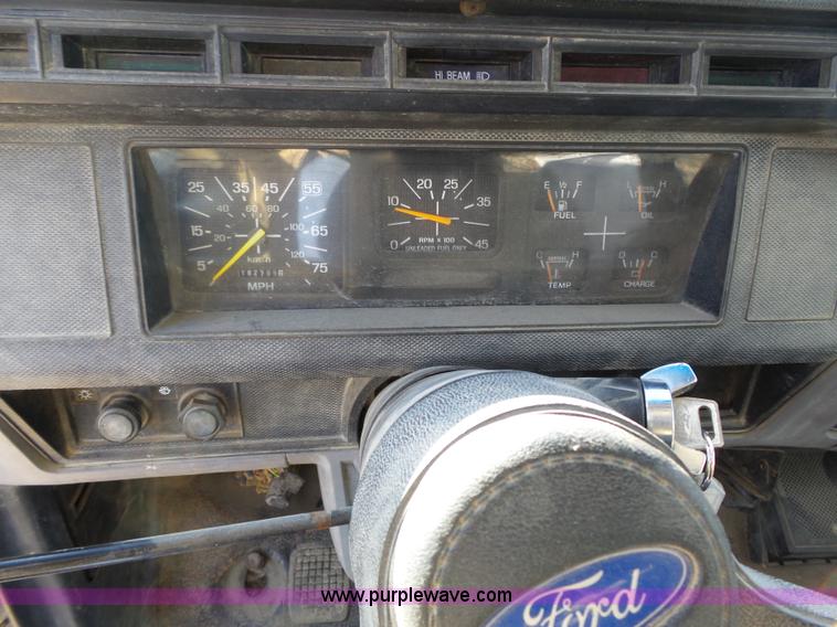 image for item L3656 1995 Ford F700 dump truck