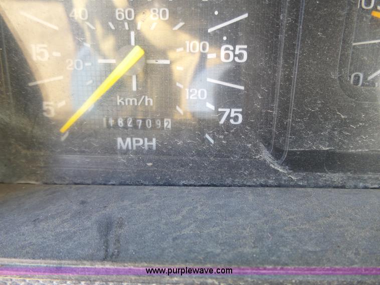 image for item L3656 1995 Ford F700 dump truck