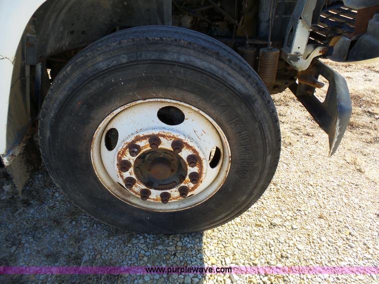 image for item L3656 1995 Ford F700 dump truck