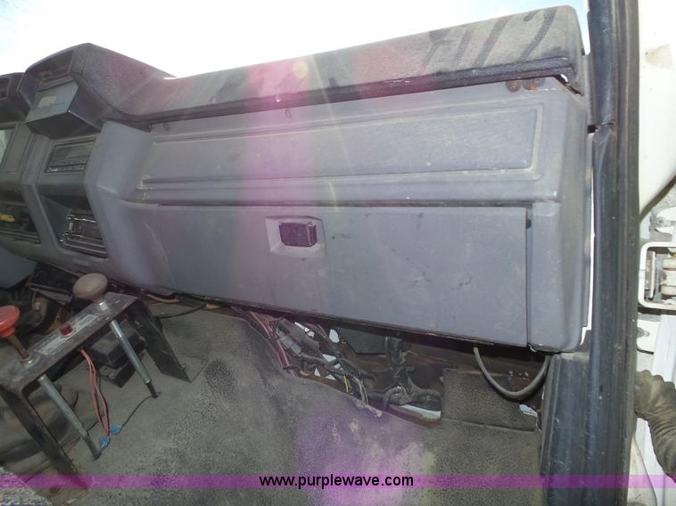 image for item L3656 1995 Ford F700 dump truck