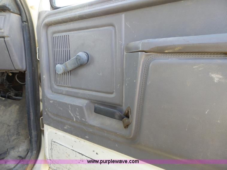 image for item L3656 1995 Ford F700 dump truck