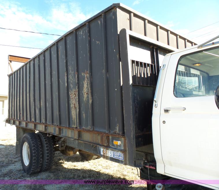 image for item L3656 1995 Ford F700 dump truck