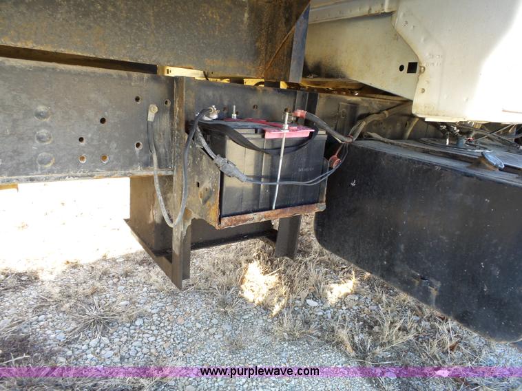 image for item L3656 1995 Ford F700 dump truck