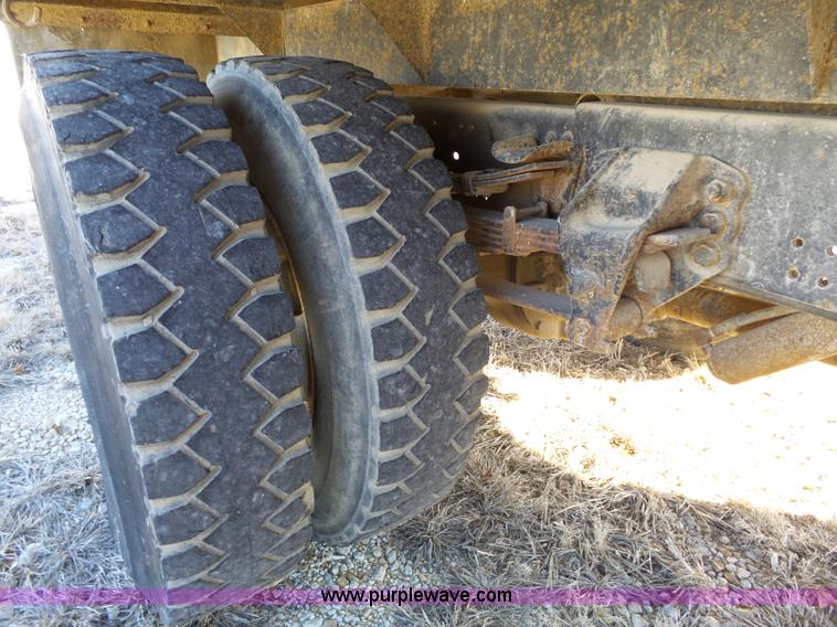 image for item L3656 1995 Ford F700 dump truck