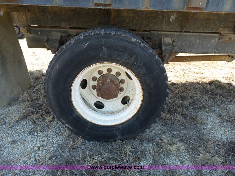 image for item L3656 1995 Ford F700 dump truck