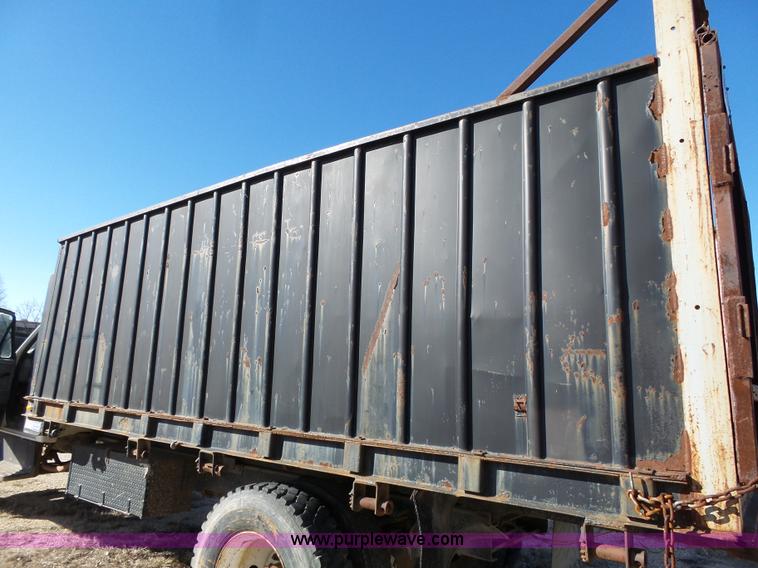 image for item L3656 1995 Ford F700 dump truck