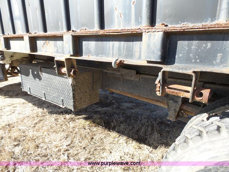 image for item L3656 1995 Ford F700 dump truck