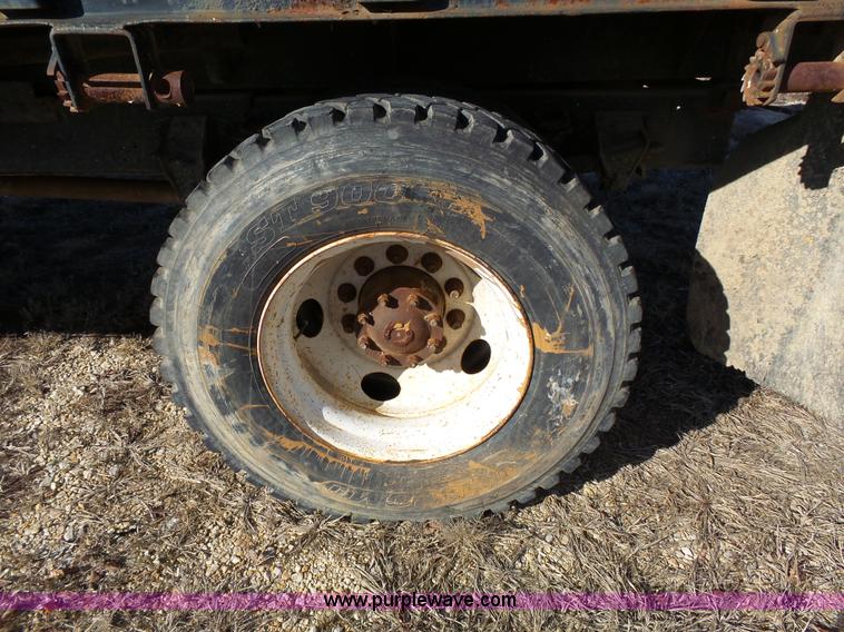 image for item L3656 1995 Ford F700 dump truck