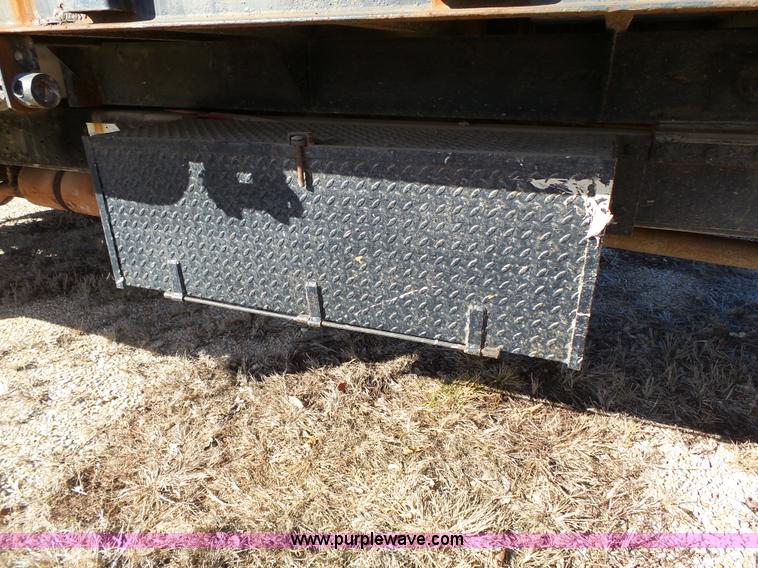 image for item L3656 1995 Ford F700 dump truck