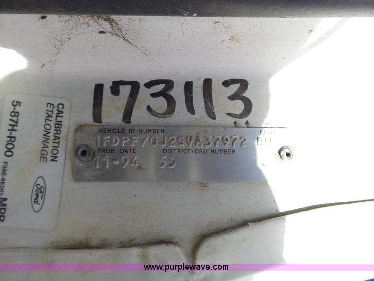 image for item L3656 1995 Ford F700 dump truck