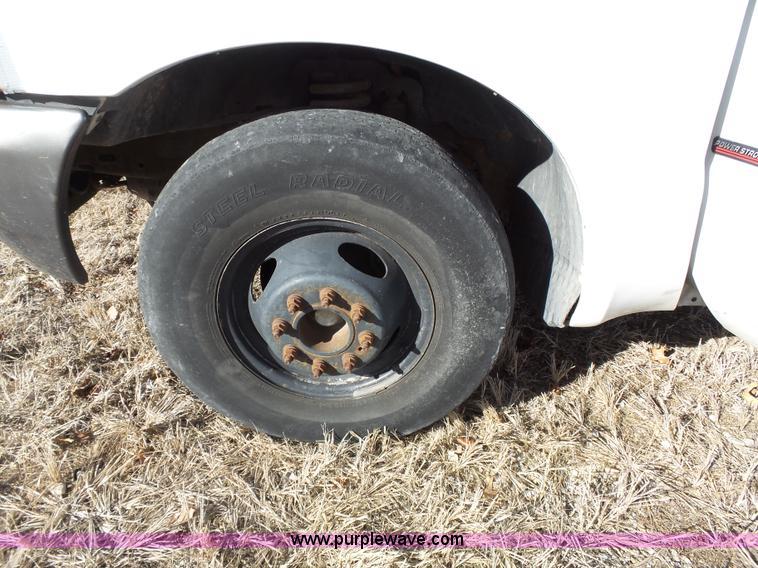 image for item L3674 2000 Ford F350 Super Duty XL flatbed pickup truck