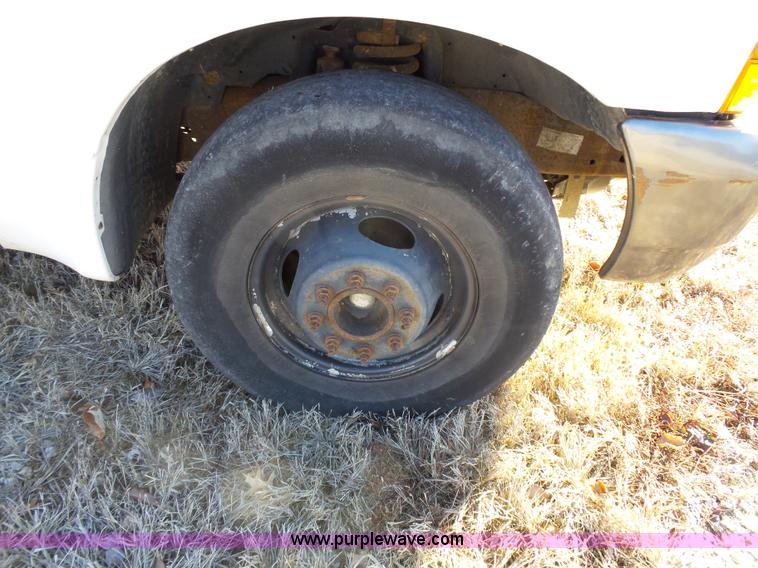 image for item L3674 2000 Ford F350 Super Duty XL flatbed pickup truck