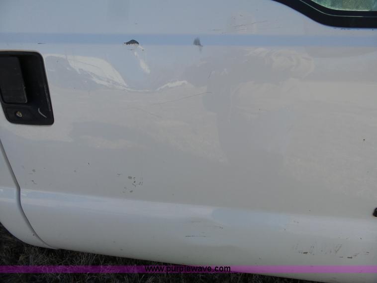 image for item L3674 2000 Ford F350 Super Duty XL flatbed pickup truck