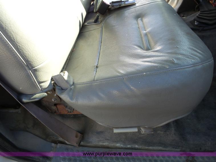 image for item L3674 2000 Ford F350 Super Duty XL flatbed pickup truck