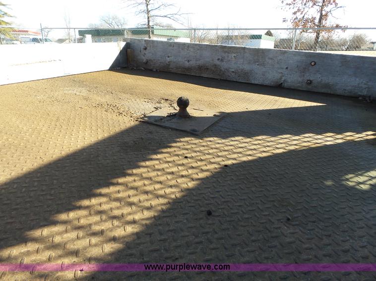 image for item L3674 2000 Ford F350 Super Duty XL flatbed pickup truck