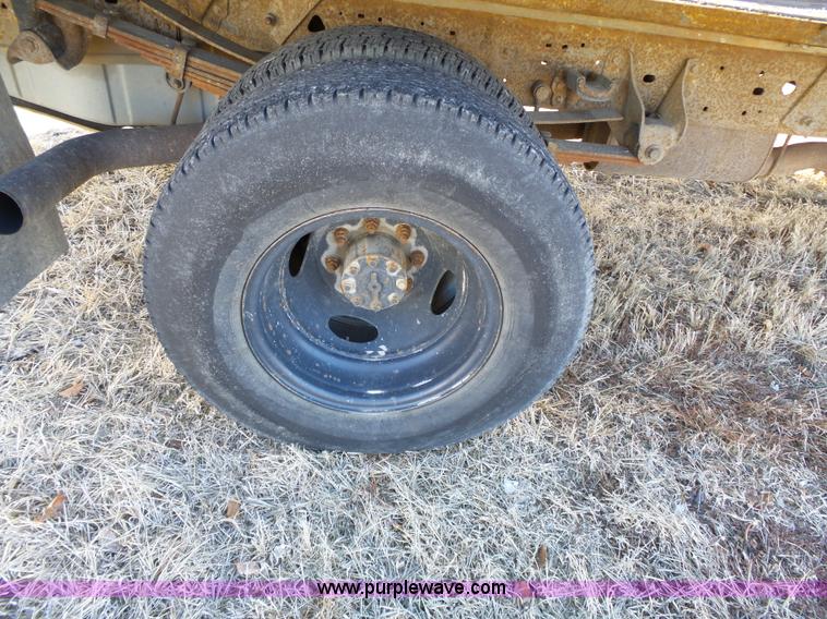 image for item L3674 2000 Ford F350 Super Duty XL flatbed pickup truck