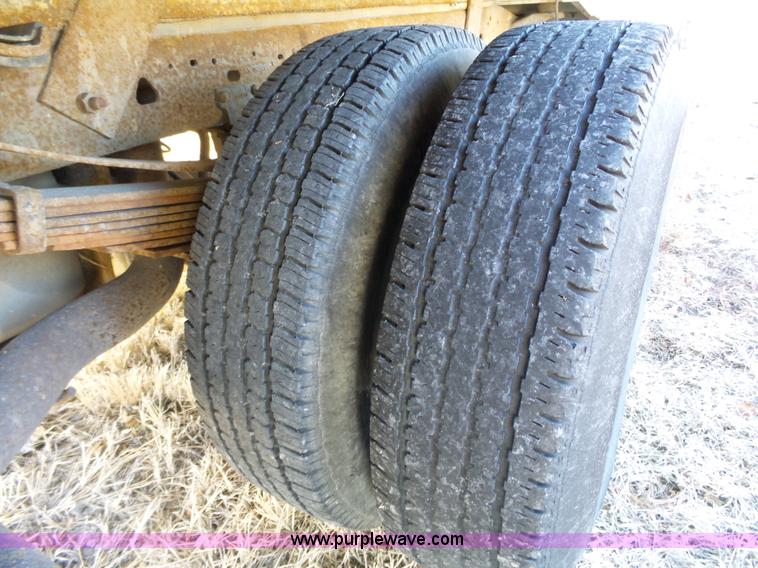 image for item L3674 2000 Ford F350 Super Duty XL flatbed pickup truck