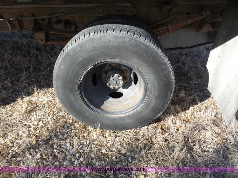 image for item L3674 2000 Ford F350 Super Duty XL flatbed pickup truck