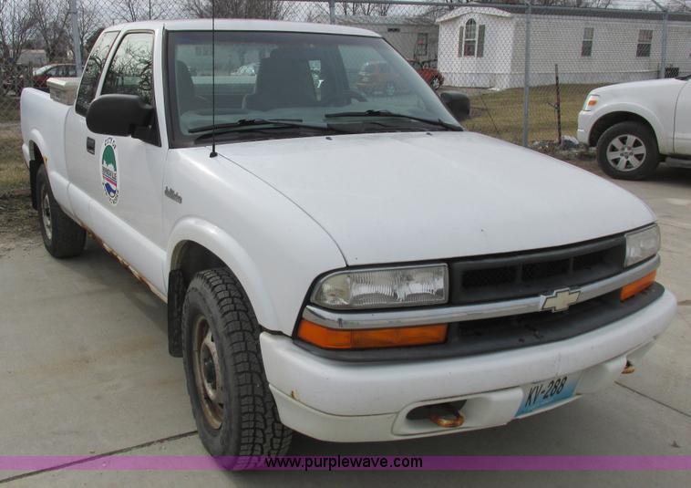 image for item L4240 1998 Chevrolet S10 LS Ext. Cab pickup truck