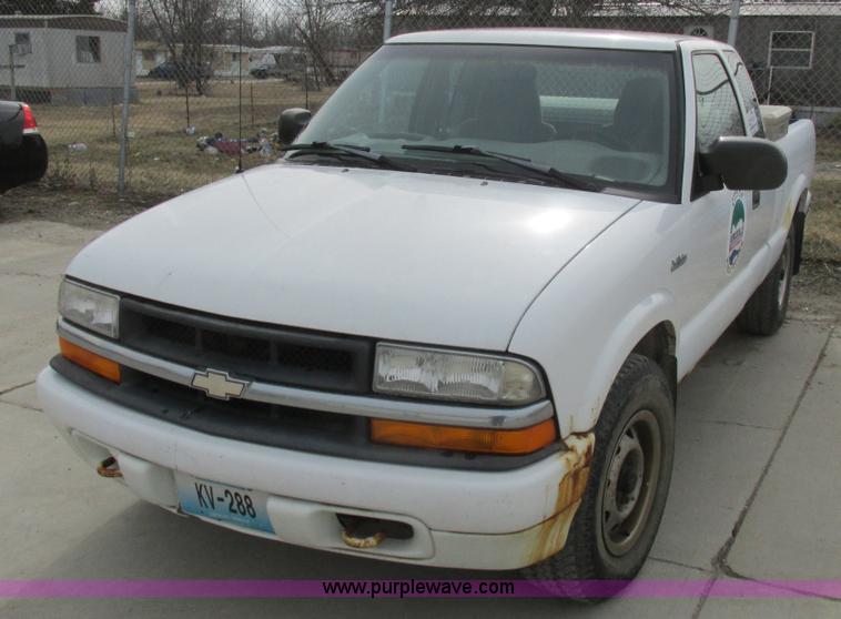 image for item L4240 1998 Chevrolet S10 LS Ext. Cab pickup truck