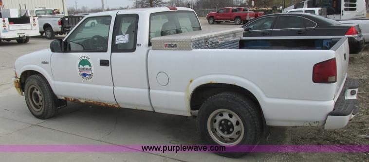 image for item L4240 1998 Chevrolet S10 LS Ext. Cab pickup truck