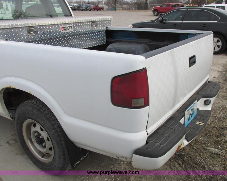 image for item L4240 1998 Chevrolet S10 LS Ext. Cab pickup truck