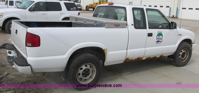 image for item L4240 1998 Chevrolet S10 LS Ext. Cab pickup truck