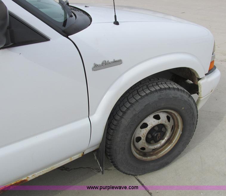 image for item L4240 1998 Chevrolet S10 LS Ext. Cab pickup truck