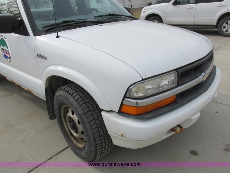 image for item L4240 1998 Chevrolet S10 LS Ext. Cab pickup truck