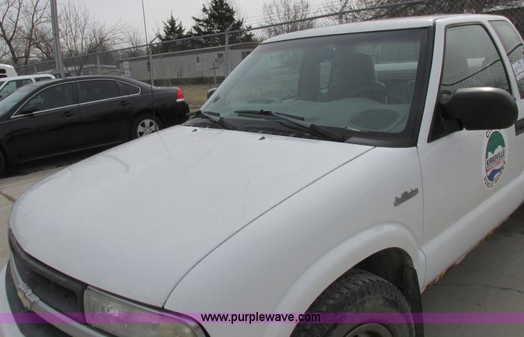 image for item L4240 1998 Chevrolet S10 LS Ext. Cab pickup truck