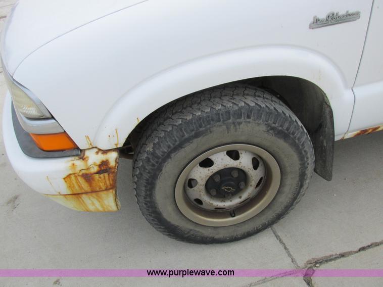 image for item L4240 1998 Chevrolet S10 LS Ext. Cab pickup truck