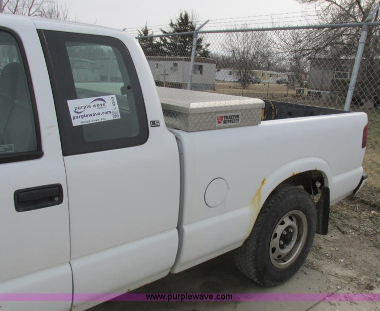 image for item L4240 1998 Chevrolet S10 LS Ext. Cab pickup truck