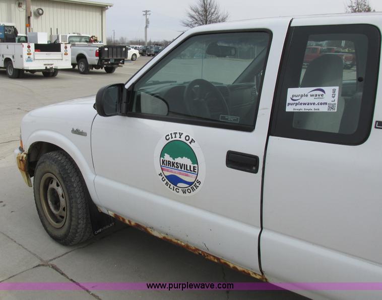 image for item L4240 1998 Chevrolet S10 LS Ext. Cab pickup truck