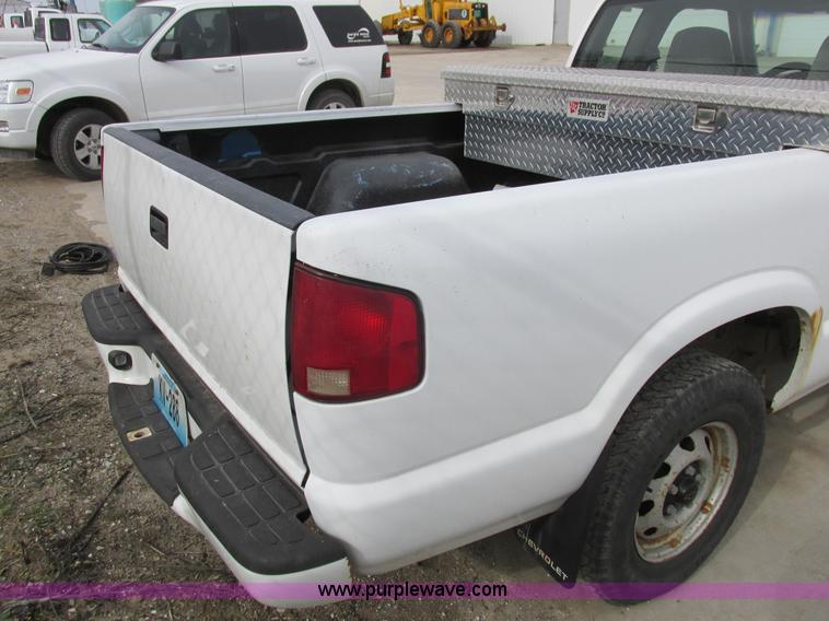 image for item L4240 1998 Chevrolet S10 LS Ext. Cab pickup truck