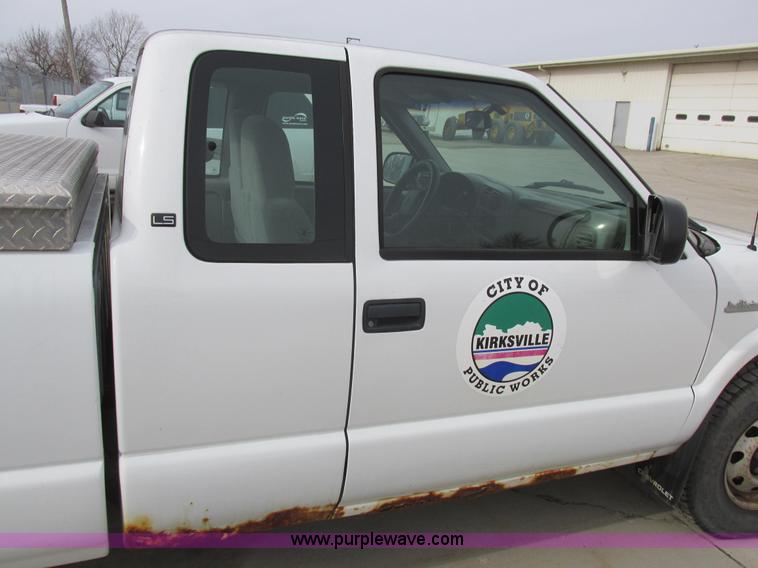 image for item L4240 1998 Chevrolet S10 LS Ext. Cab pickup truck