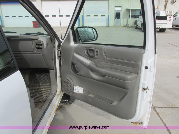 image for item L4240 1998 Chevrolet S10 LS Ext. Cab pickup truck