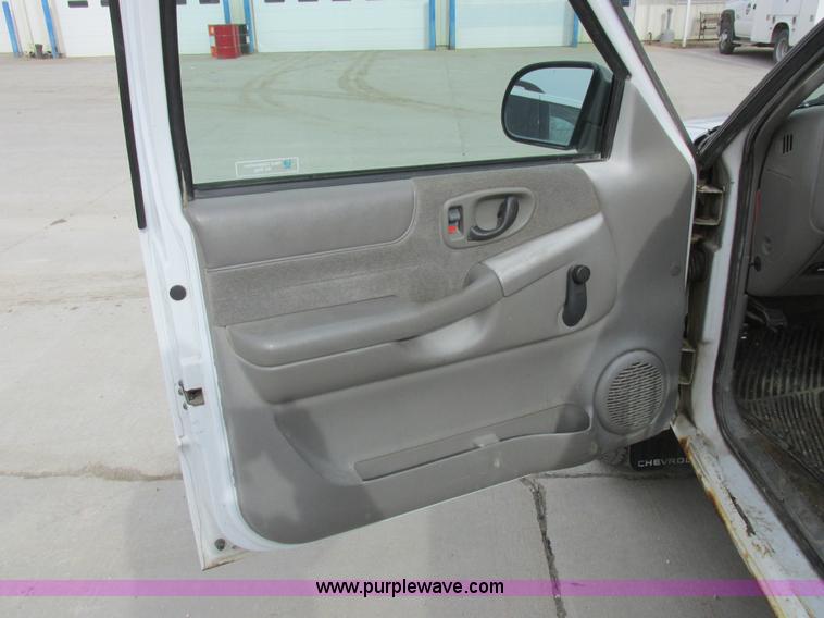 image for item L4240 1998 Chevrolet S10 LS Ext. Cab pickup truck