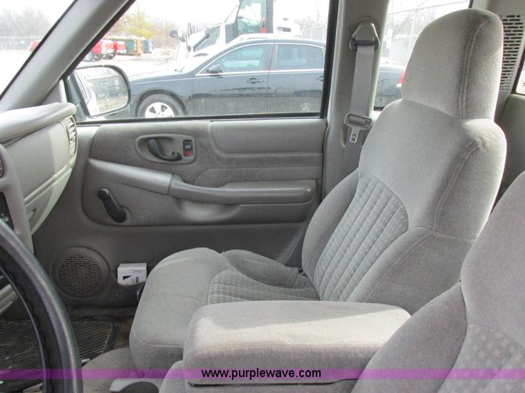 image for item L4240 1998 Chevrolet S10 LS Ext. Cab pickup truck