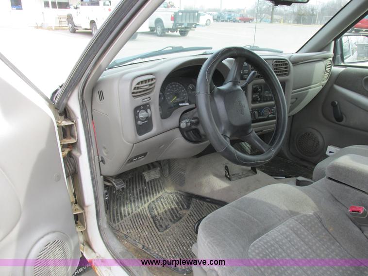 image for item L4240 1998 Chevrolet S10 LS Ext. Cab pickup truck